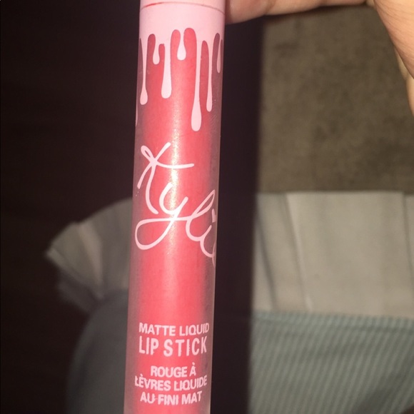 Makeup - Picture 2 of 2